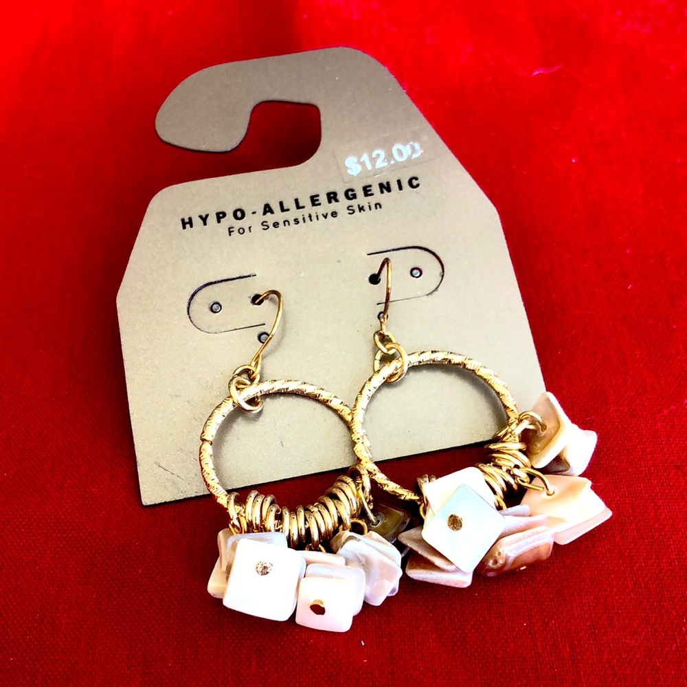 Hypo-allergenic dangle earrings - gold and natural mother of pearl beads